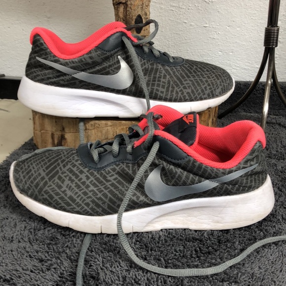 Nike youth size 5 tennis shoes - Picture 3 of 5